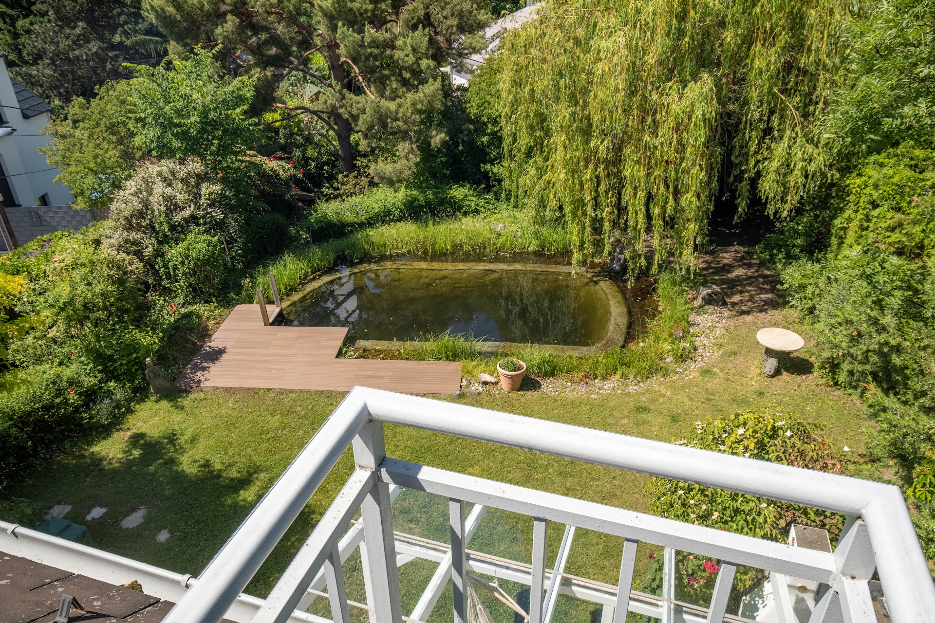 Blick vom Balkon auf den Badeteich