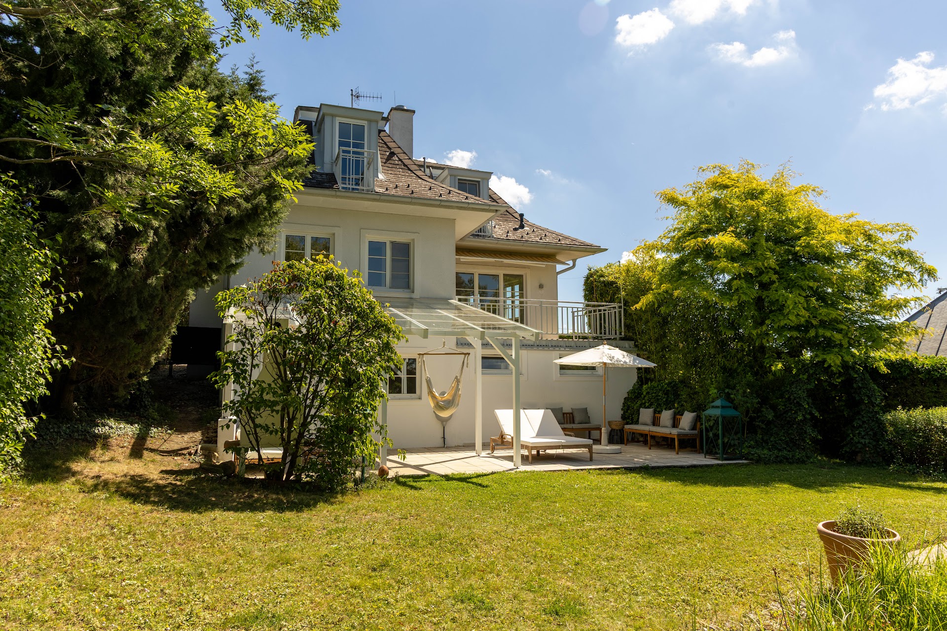 Garten mit Liegen und Hängematte