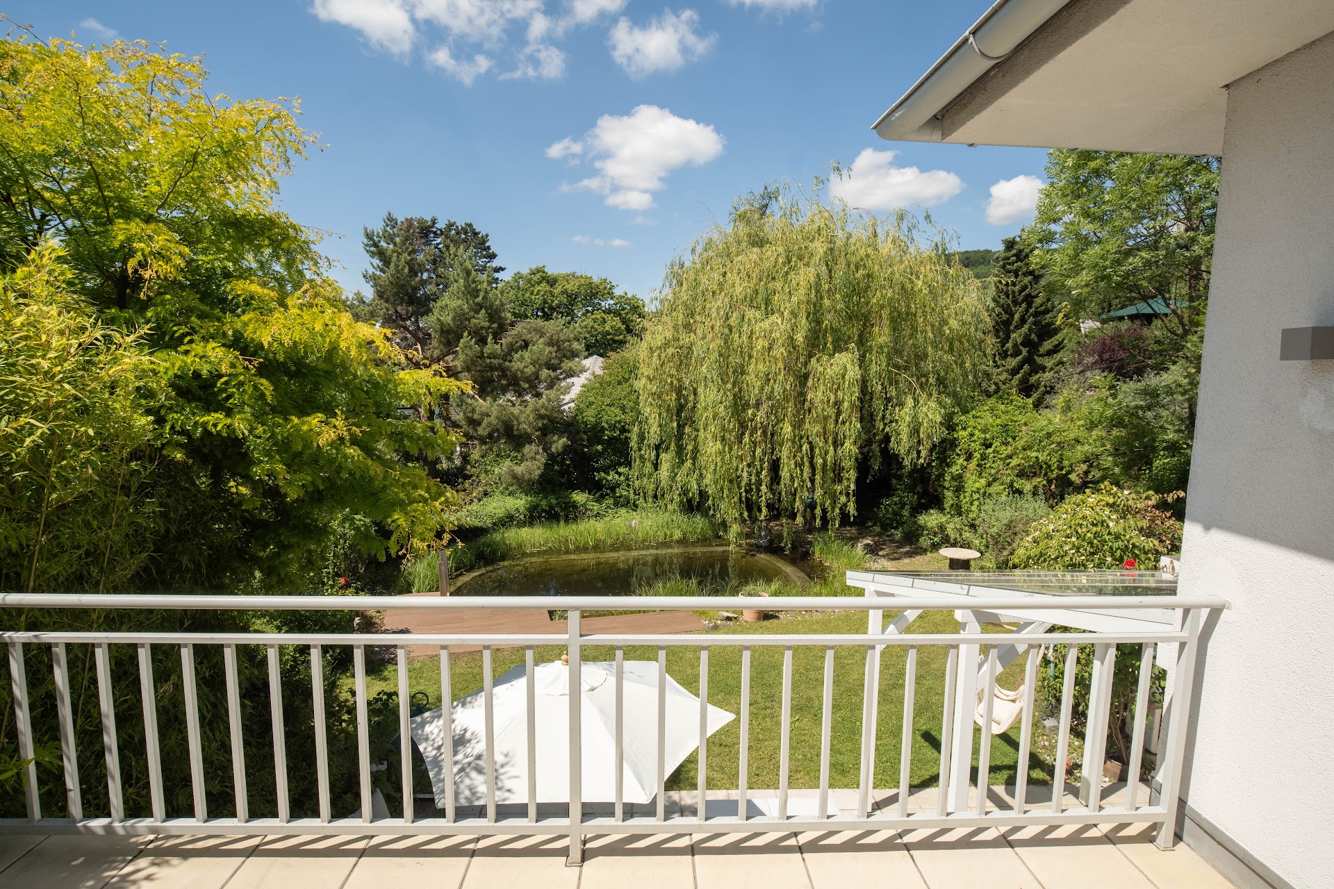 Terrasse mit Blick auf Garten und Teich