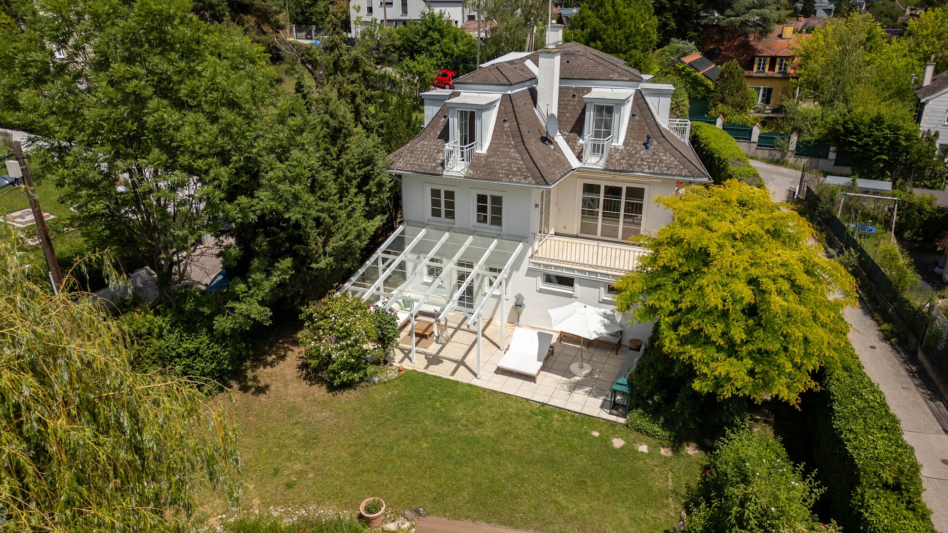 Luftaufnahme der Villa mit Garten