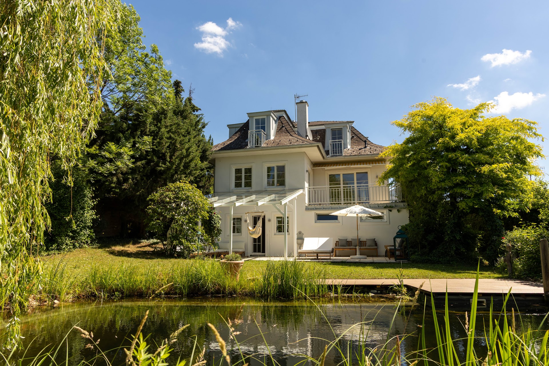 Villa mit Naturbadeteich in Neuwaldegg