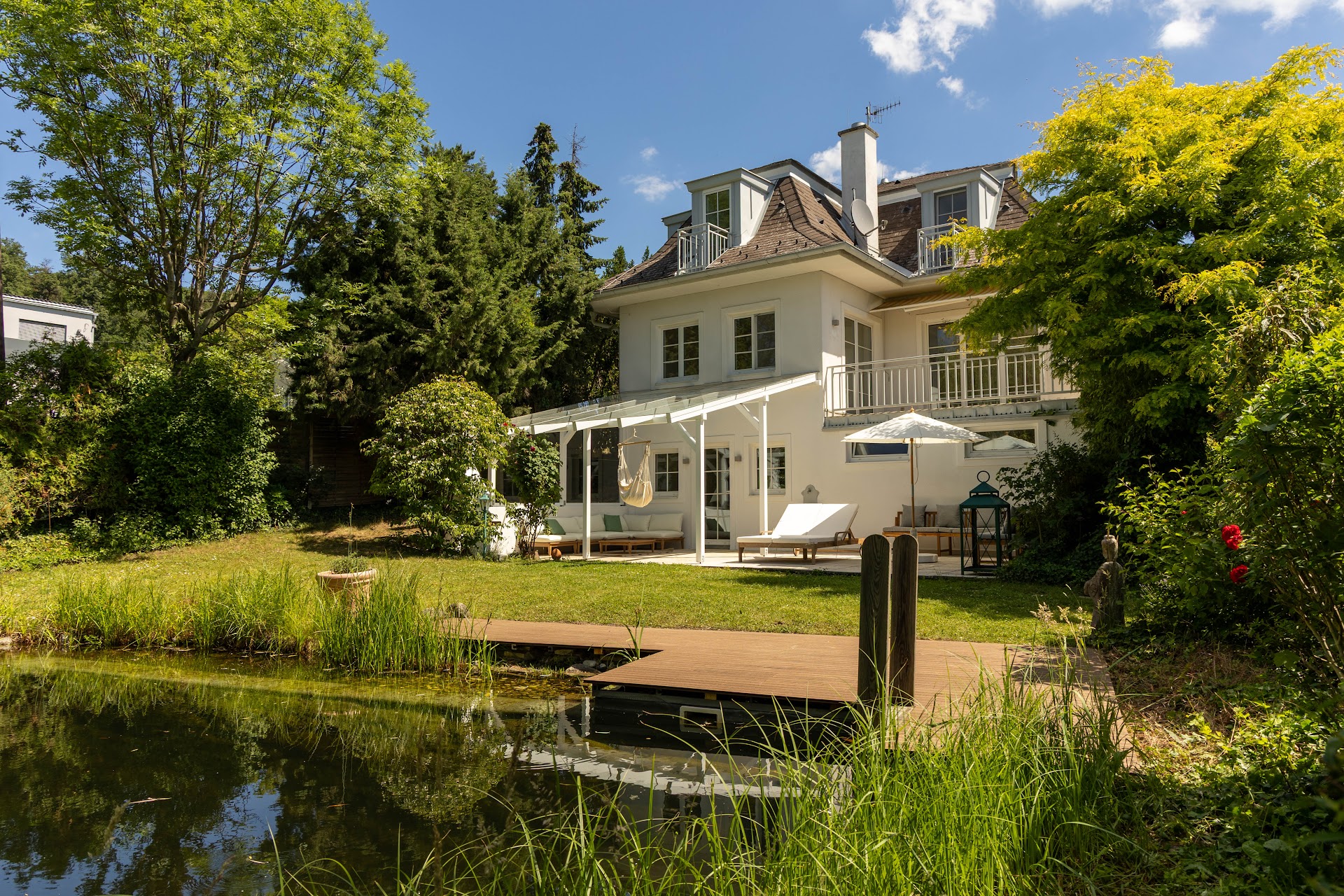Naturbadeteich mit Blick auf die Villa