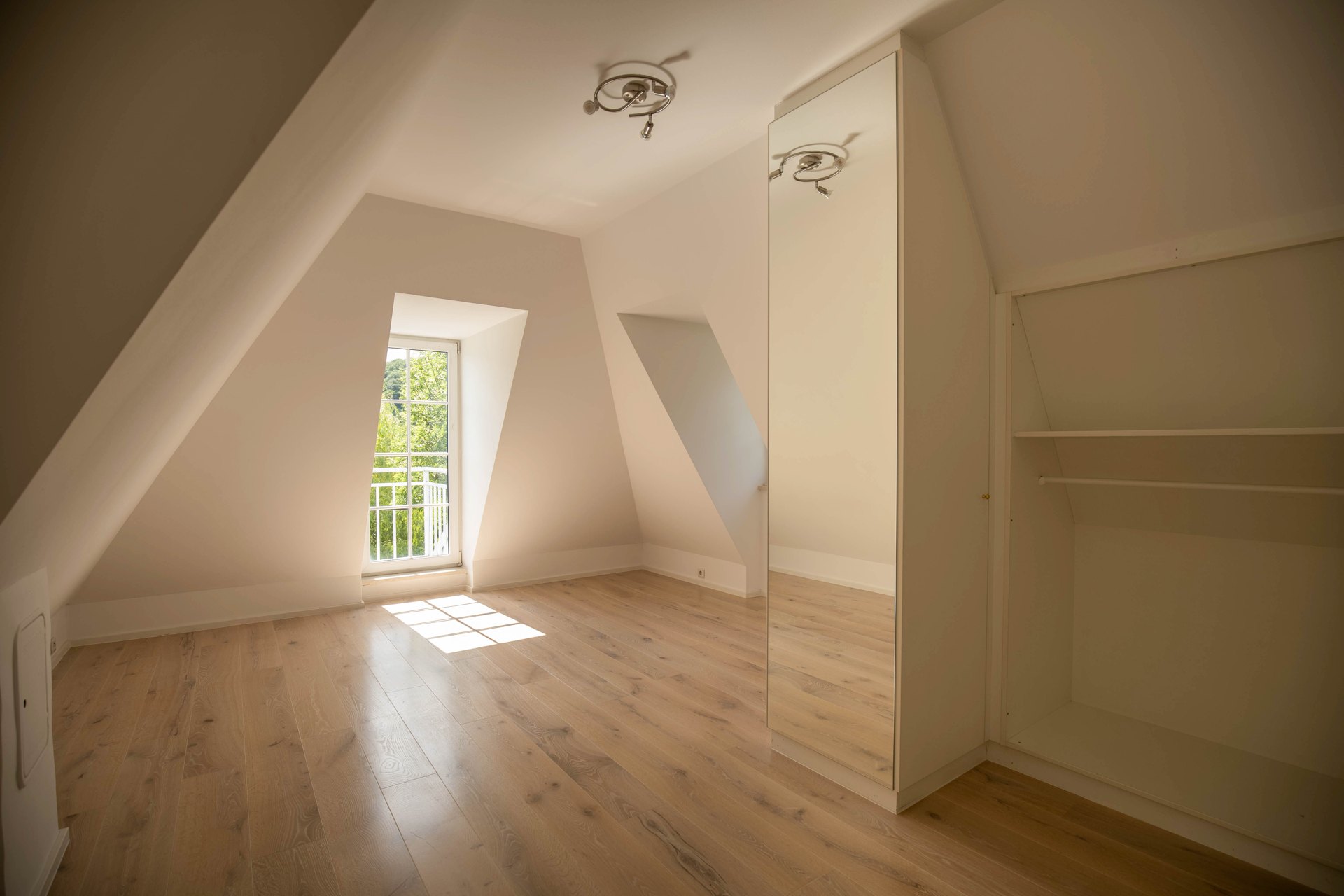 Schlafzimmer im Dachgeschoss mit Einbauschrank
